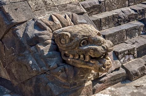 De Tempel van Quetzalcoatl - Een Monumentale Ode aan de Gevederde Slang en een Mysterieus Fenomeen van Meso-Amerikaanse Architectuur!